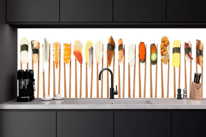 Küchenrückwand - Exquisite Auswahl an buntem Sushi auf Stäbchen