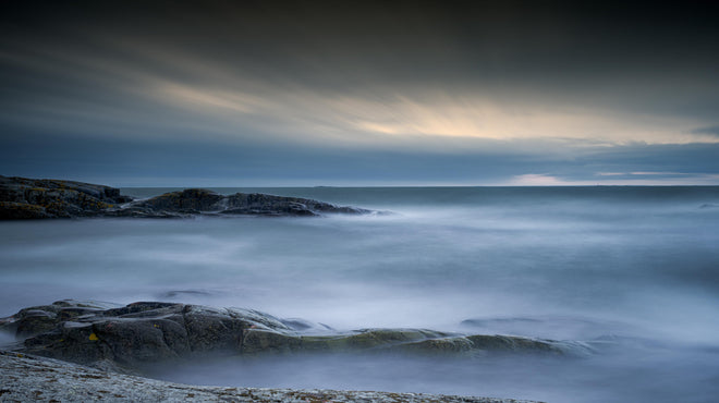 Küchenrückwand - Felsiger & Nebliger Strand auf mit schöner Meer Landschaft
