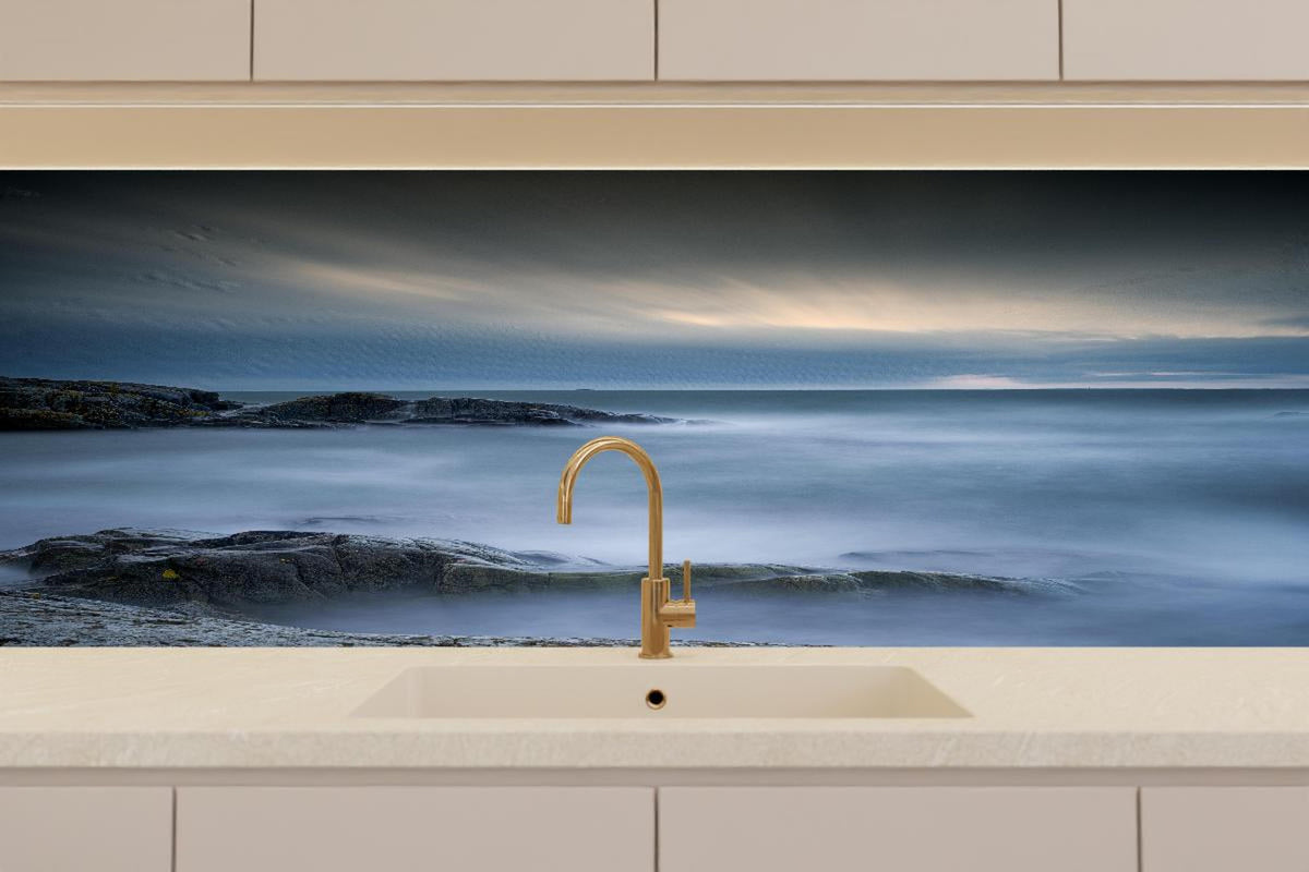 Küchenrückwand - Felsiger & Nebliger Strand auf mit schöner Meer Landschaft