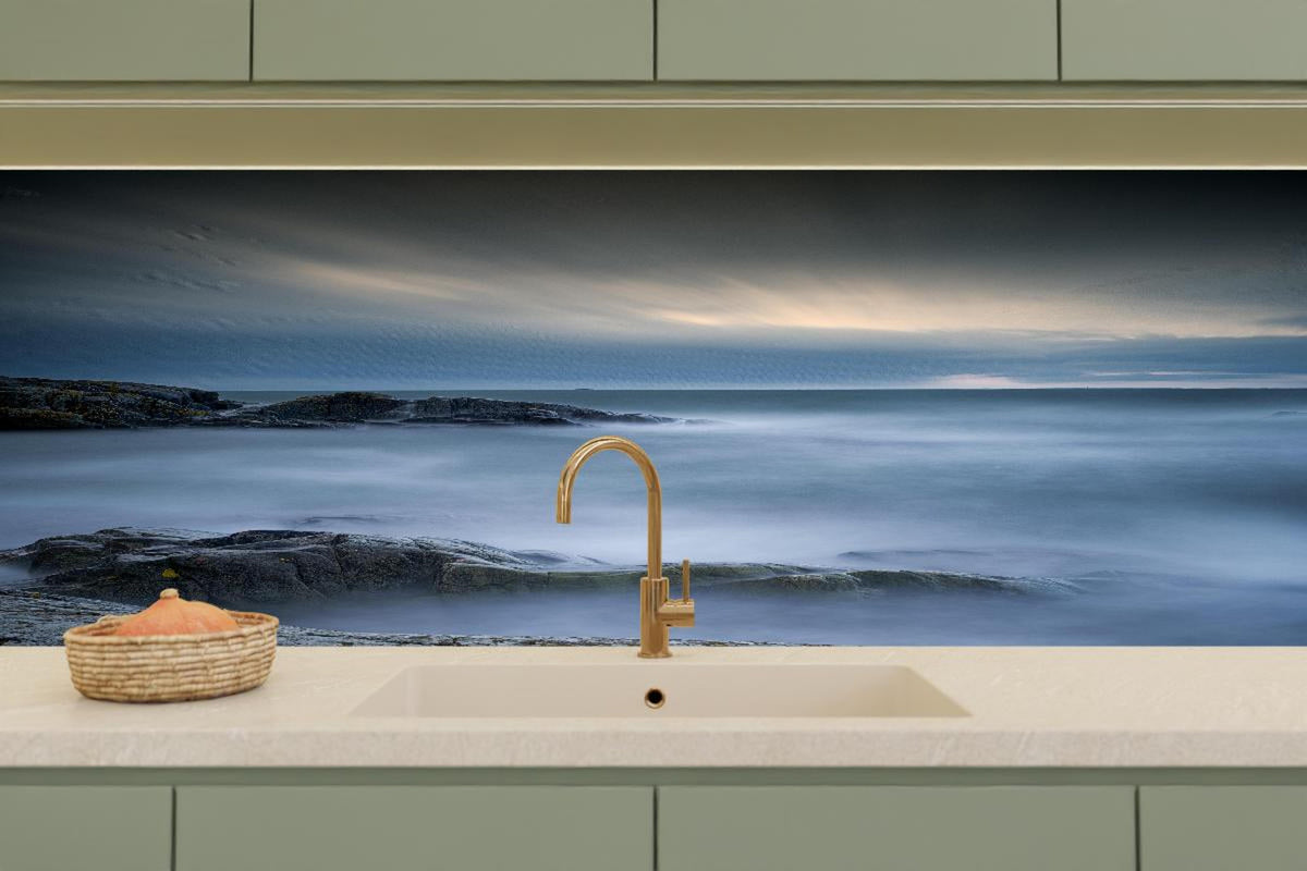 Küchenrückwand - Felsiger & Nebliger Strand auf mit schöner Meer Landschaft