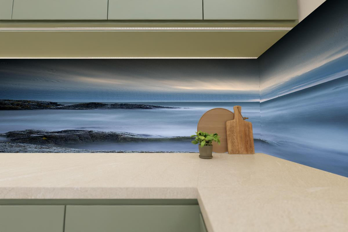Küchenrückwand - Felsiger & Nebliger Strand auf mit schöner Meer Landschaft