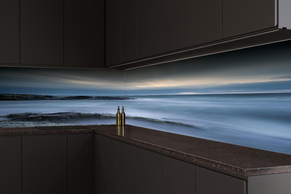 Küchenrückwand - Felsiger & Nebliger Strand auf mit schöner Meer Landschaft