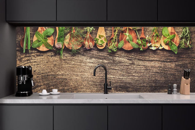 Küchenrückwand - Frische Kräuter auf Holzplatte