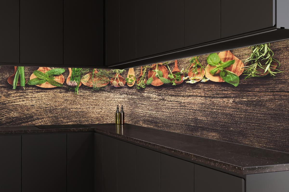 Küchenrückwand - Frische Kräuter auf Holzplatte