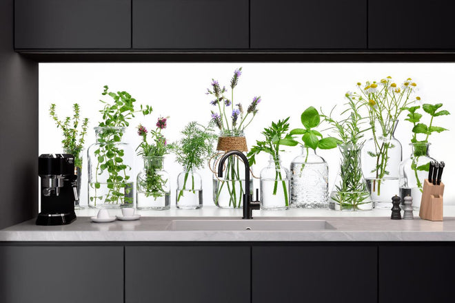 Küchenrückwand - Frische Kräutervielfalt in Glasflaschen Weiß