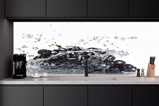 Küchenrückwand - Frische Trauben im Wasser Splash