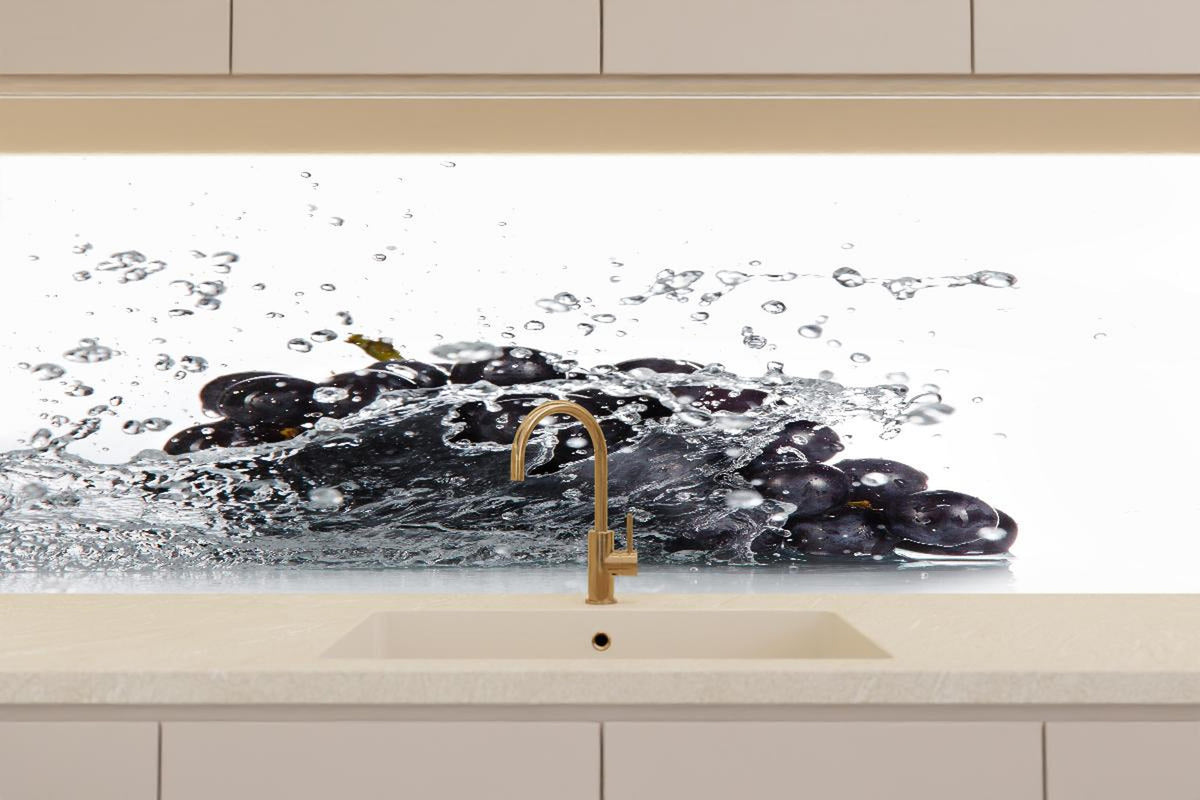 Küchenrückwand - Frische Trauben im Wasser Splash