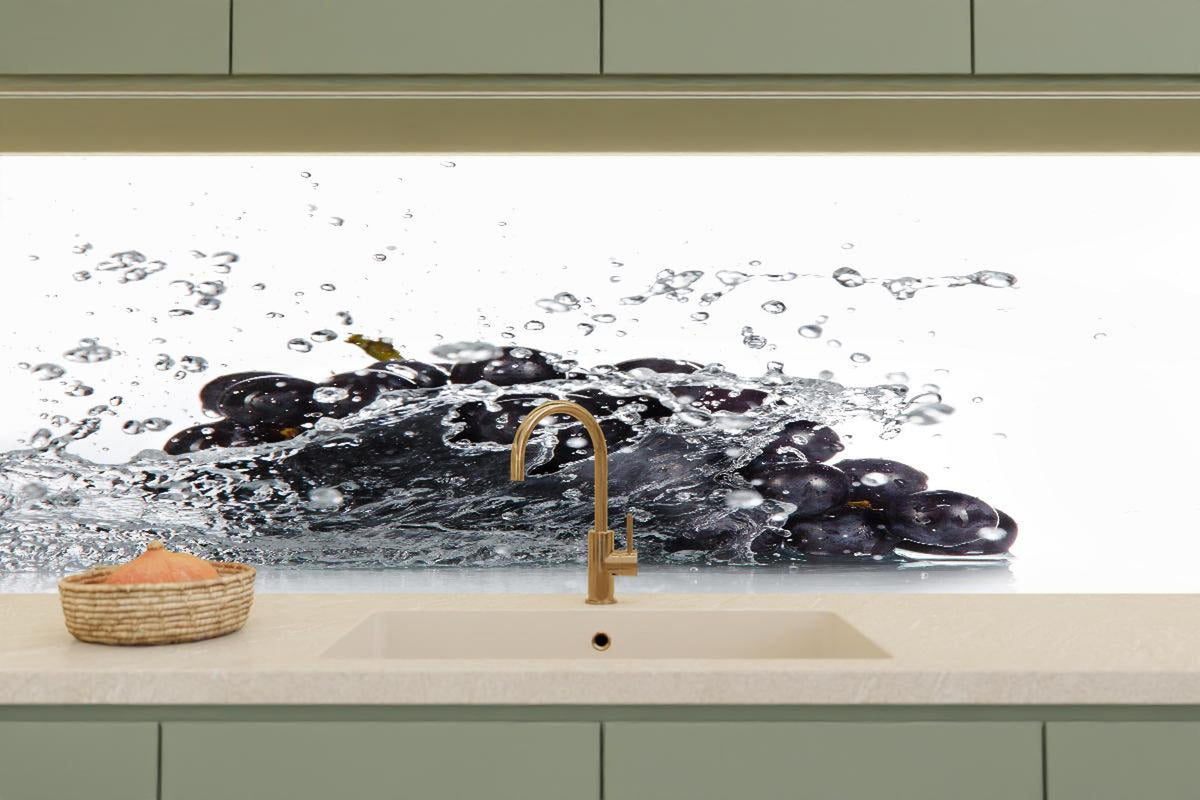 Küchenrückwand - Frische Trauben im Wasser Splash