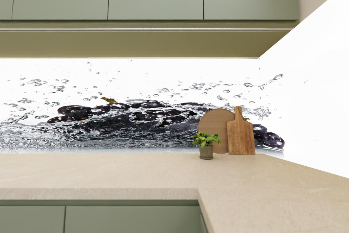 Küchenrückwand - Frische Trauben im Wasser Splash