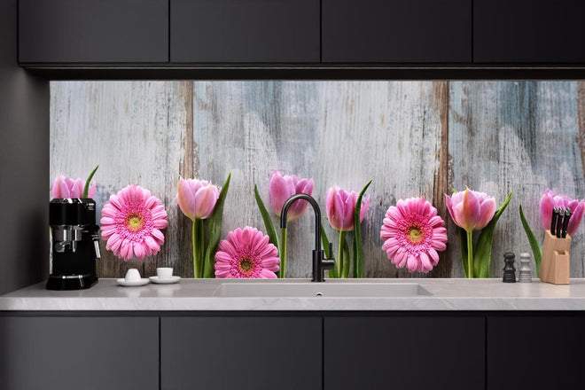 Küchenrückwand - Frühlingsblumen auf schäbigem Holz