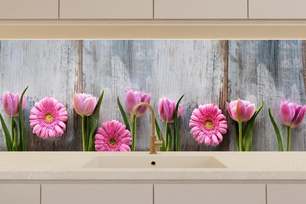 Küchenrückwand - Frühlingsblumen auf schäbigem Holz