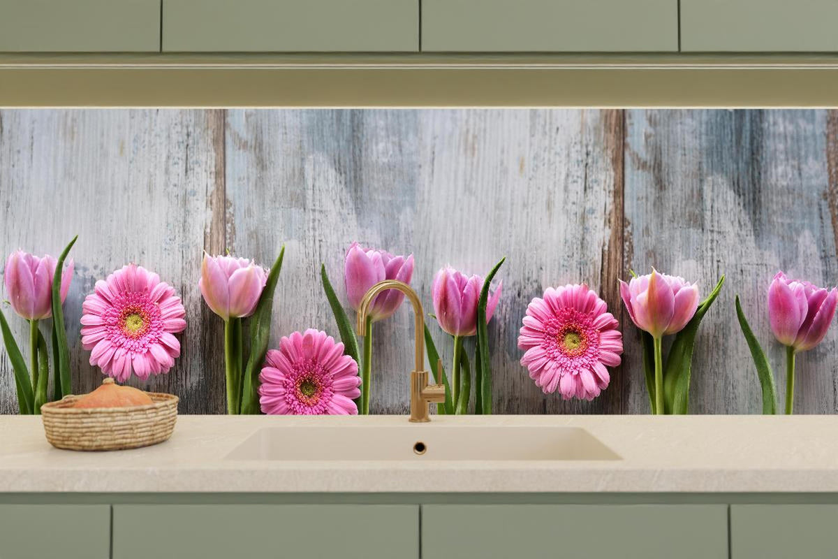 Küchenrückwand - Frühlingsblumen auf schäbigem Holz