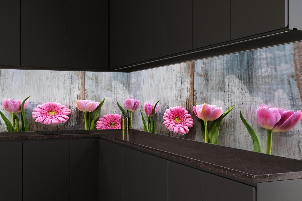 Küchenrückwand - Frühlingsblumen auf schäbigem Holz