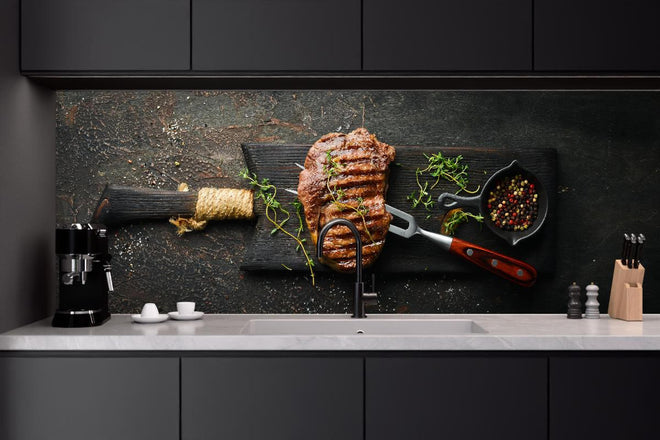 Küchenrückwand - Gegrilltes Ribeye auf Holzplatte