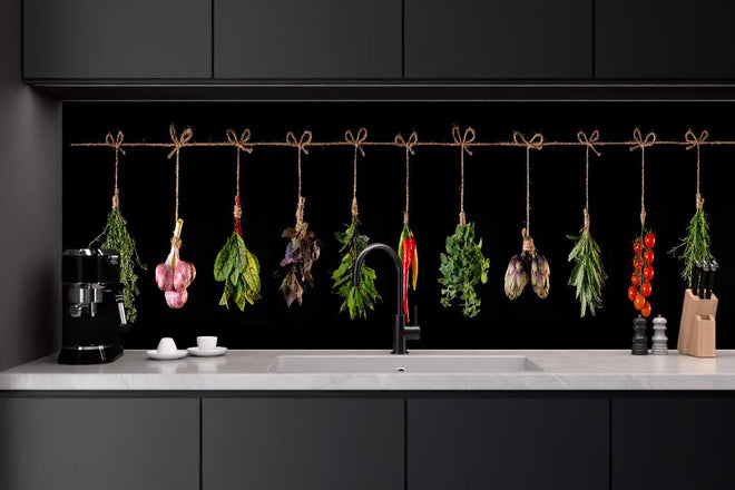 Küchenrückwand - Gemüse & Kräuter aufgehängt