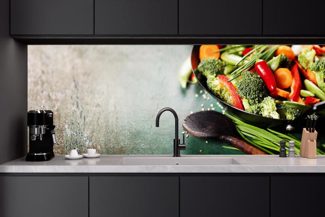 Küchenrückwand - Gemüse kochen im Wok