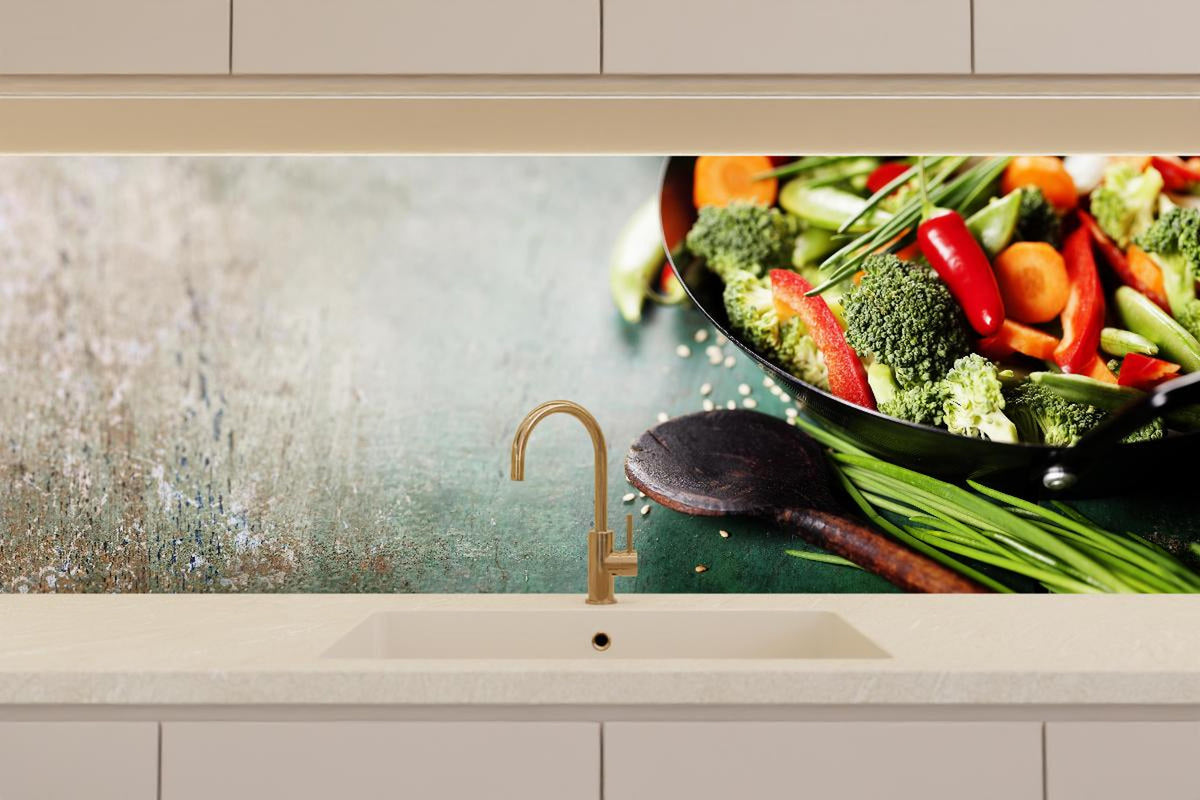 Küchenrückwand - Gemüse kochen im Wok