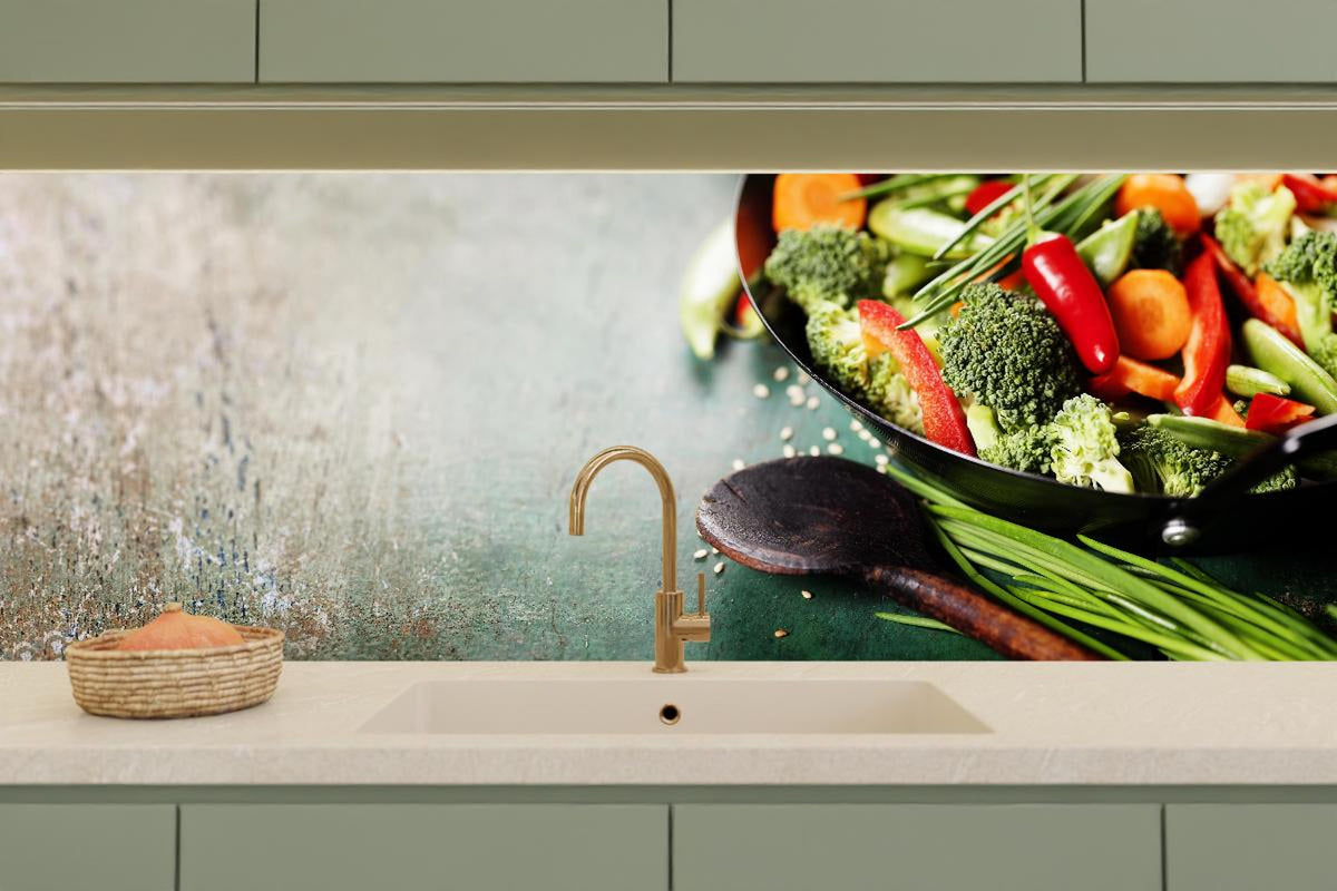 Küchenrückwand - Gemüse kochen im Wok