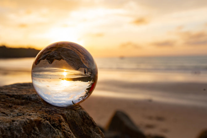 Küchenrückwand - Glaskugel an der Küste