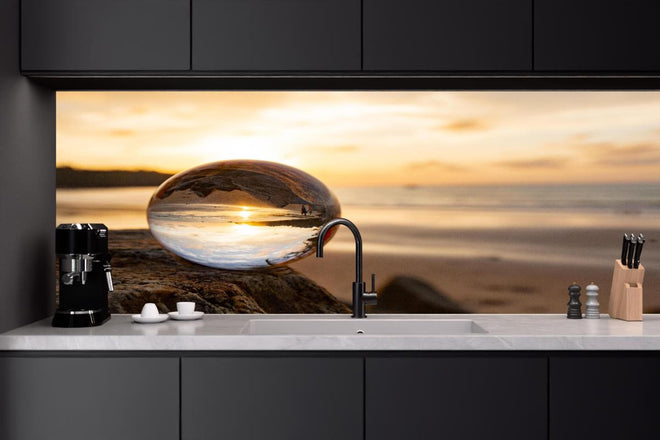 Küchenrückwand - Glaskugel an der Küste