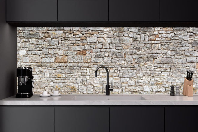 Küchenrückwand - Gräuliche alte Mauer aus groben Steinen