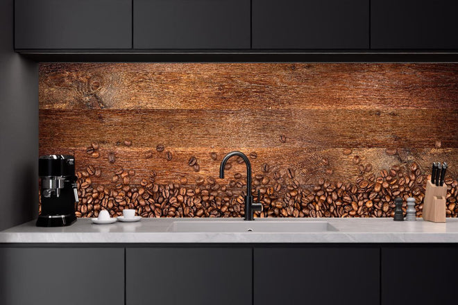 Küchenrückwand - Kaffeebohnen auf Eichenholz