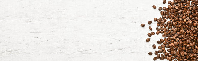 Küchenrückwand - Kaffeebohnen auf weißem Holzhintergrund