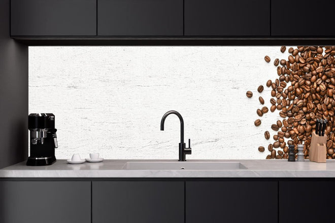 Küchenrückwand - Kaffeebohnen auf weißem Holzhintergrund