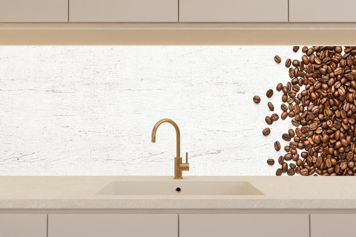 Küchenrückwand - Kaffeebohnen auf weißem Holzhintergrund