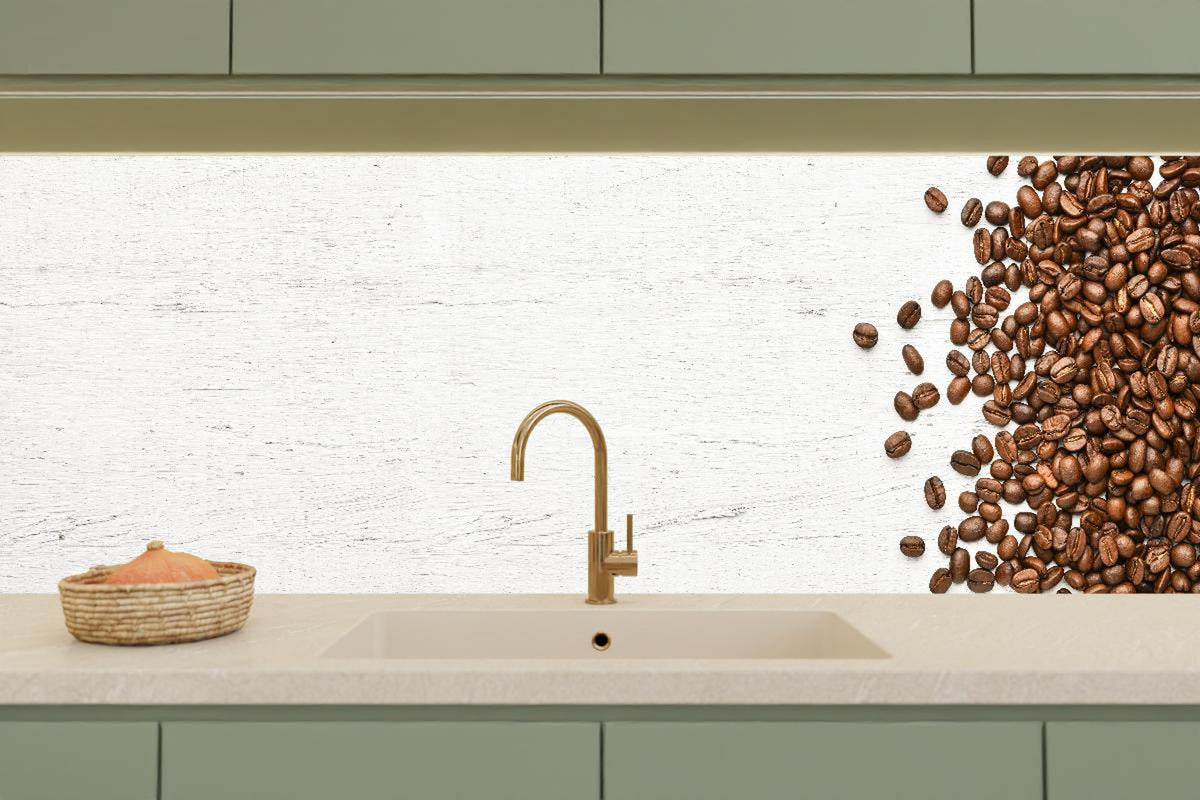 Küchenrückwand - Kaffeebohnen auf weißem Holzhintergrund