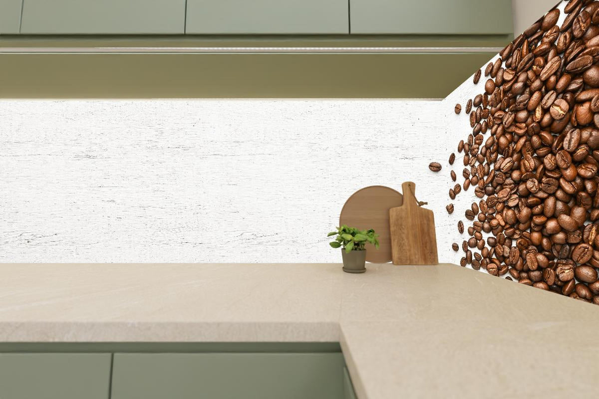 Küchenrückwand - Kaffeebohnen auf weißem Holzhintergrund