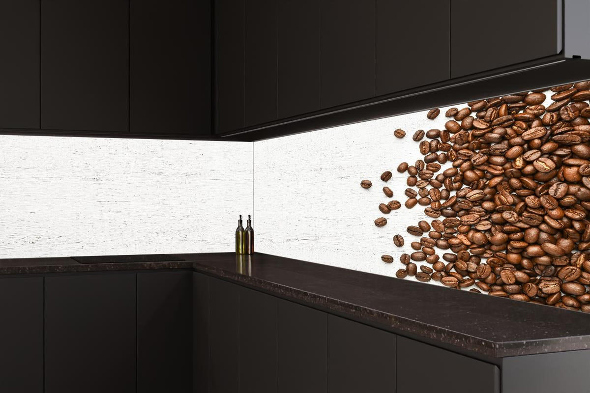 Küchenrückwand - Kaffeebohnen auf weißem Holzhintergrund