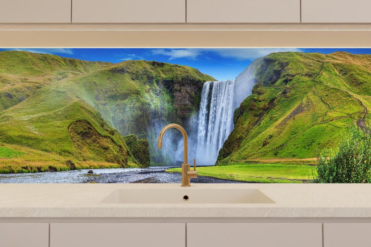Küchenrückwand - Kraftvoller Wasserfall