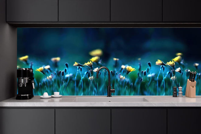 Küchenrückwand - Leuchtende Blumen auf dunkelblauer Wiese