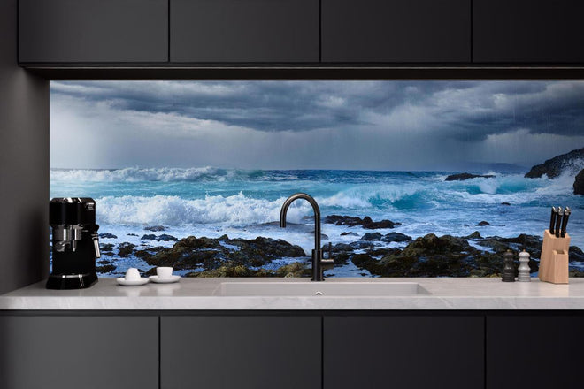 Küchenrückwand - Meeresküste mit dunklen Regenwolken und stürmischer See