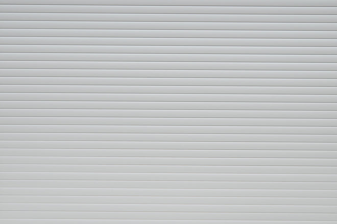 Küchenrückwand - Moderne Weiß-Graue Lamellen Wandverkleidung