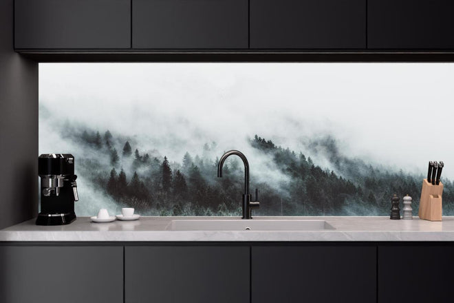 Küchenrückwand - Mystischer Nebelwald in Grau-Weiß Nuancen