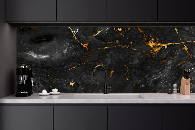 Küchenrückwand - Natürliche schwarze Marmorstruktur mit goldenen Adern