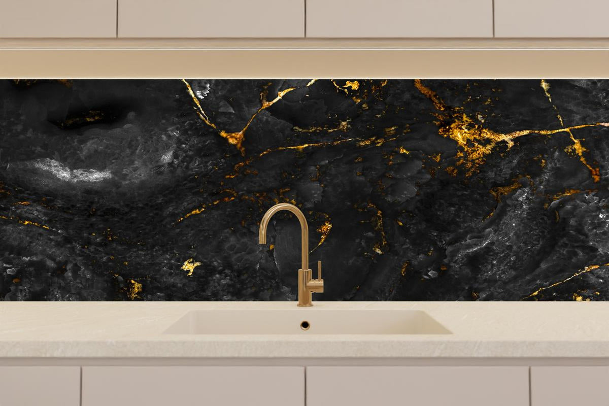 Küchenrückwand - Natürliche schwarze Marmorstruktur mit goldenen Adern