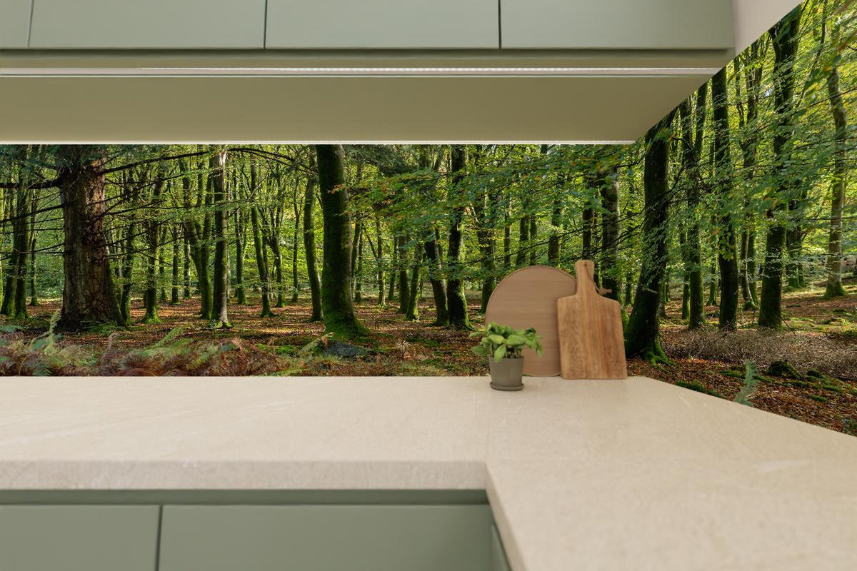 Küchenrückwand - Natürliches Waldpanorama in Grün