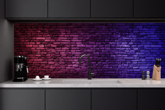 Küchenrückwand - Neonlicht auf Ziegelwand