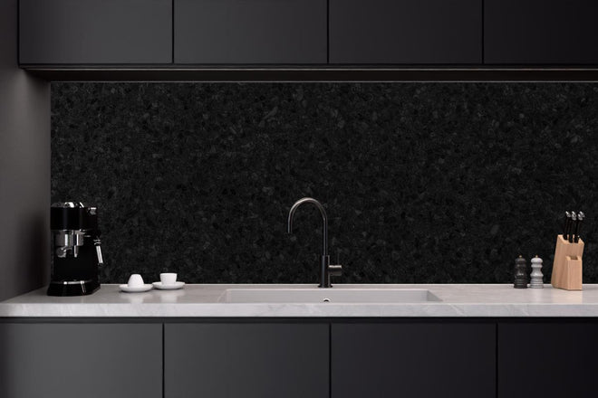Küchenrückwand - Panorama des schwarzen Granitfliesenbodens
