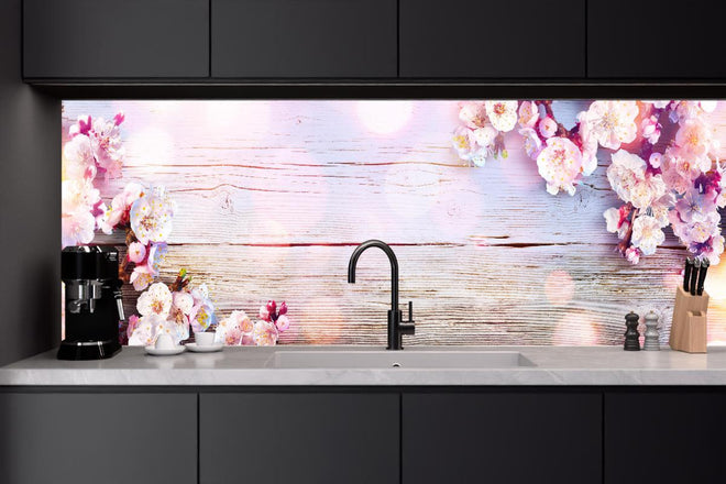 Küchenrückwand - Rosa Blüten auf Holzplatte