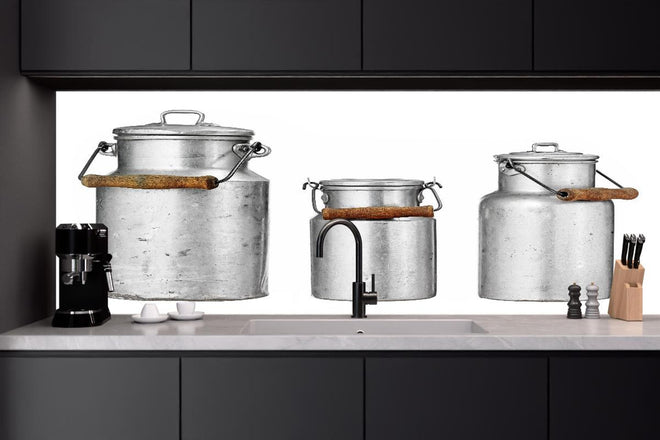 Küchenrückwand - Rustikales Metall Milchkannen Trio mit Deckel