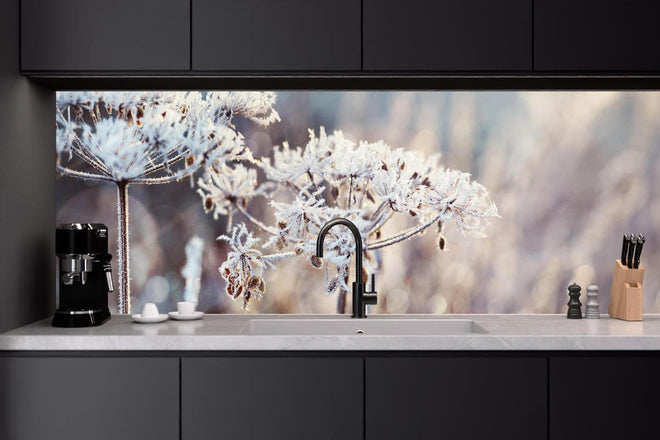 Küchenrückwand - Schneetau auf Pflanzen