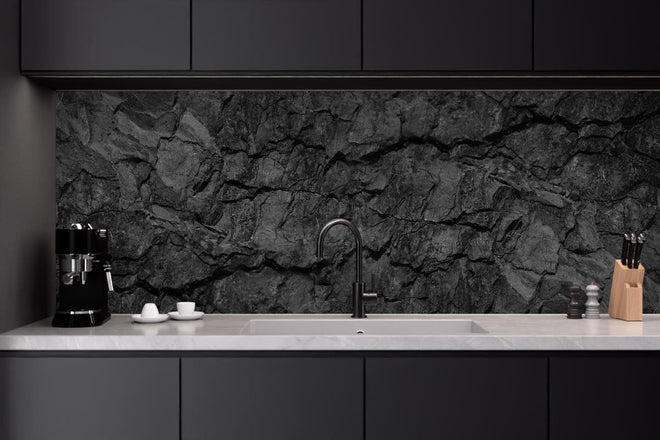 Küchenrückwand - Schwarze Gesteinstextur mit Rissen