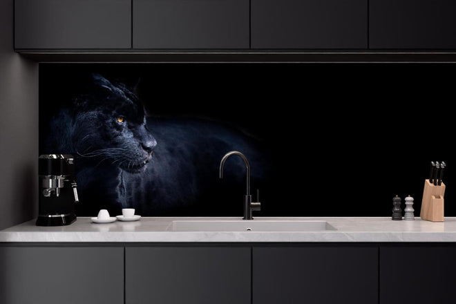 Küchenrückwand - Schwarzen Panther mit schwarzem Hintergrund