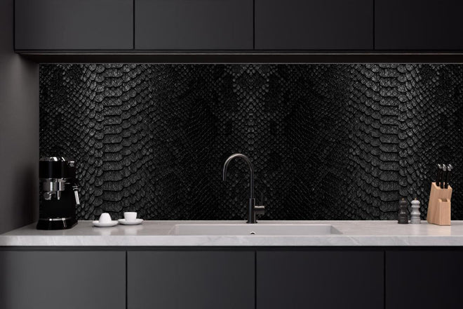 Küchenrückwand - Schwarzes Schlangenhautmuster