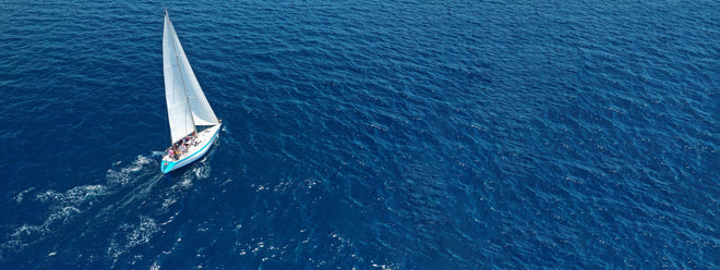 Küchenrückwand - Segelyacht auf azurblauem Meer