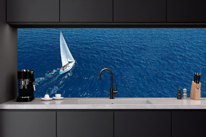 Küchenrückwand - Segelyacht auf azurblauem Meer